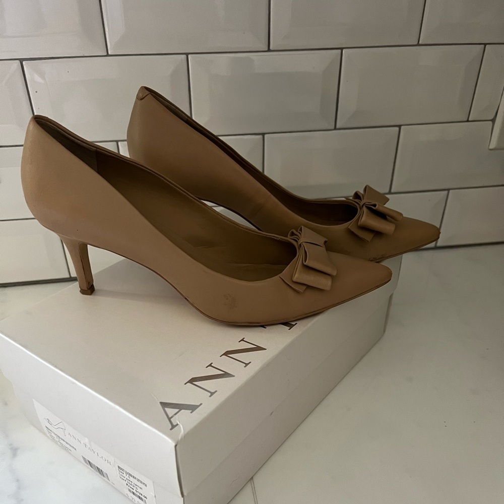 Womens Pale Carmel Bridget Leather Bow Kitten Pump. Ann Taylor. Good condition